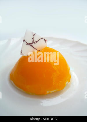 Mousse di arancia torta su sfondo bianco Foto Stock