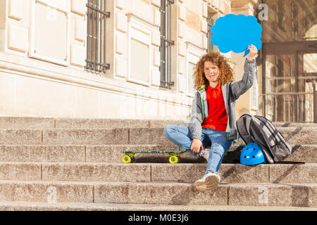 Teenage guidatore di skateboard con discorso bolla sopra la testa Foto Stock