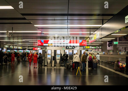 Vienna, Austria - Dicembre 2017: Austrian Airlines check-in area di contatore a Vienna Schwechat Aeroporto terminale 1. Austrian Airlines è la bandiera carrie Foto Stock