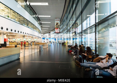 Vienna, Austria - Dicembre 2017: Vienna Schwechat Aeroporto terminale 3 edificio. Aeroporto di Vienna è il più grande aeroporto in Austria e in un importante hub airpo Foto Stock