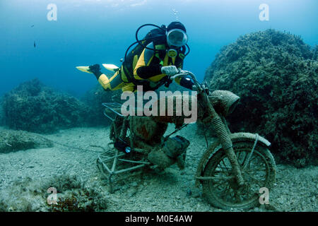 Scuba Diver su un relitto moto, l'isola di Zante, isole Ionie, Grecia, Europa Foto Stock