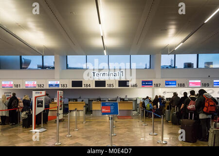 Vienna, Austria - Dicembre 2017: Vienna Schwechat Aeroporto Terminal 1 banco per il check-in zona. Aeroporto di Vienna è il più grande aeroporto in Austria e a ma Foto Stock