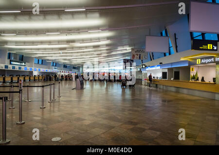 Vienna, Austria - Dicembre 2017: Vienna Schwechat Aeroporto Terminal 1 banco per il check-in zona. Aeroporto di Vienna è il più grande aeroporto in Austria e a ma Foto Stock