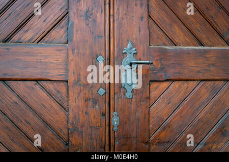 Classico in legno in stile vintage porta in Europa Foto Stock