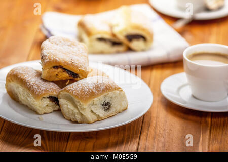 Ceca tradizionale ciambelle con marmellata di prugne e caffè sul tavolo di legno Foto Stock