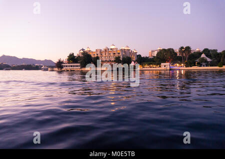 Hotel sulle rive del lago Pichola udaipur al crepuscolo. Il bellissimo lago di città di Udaipur offre molti moderni e tradizionali hotel per soggiorno. Foto Stock