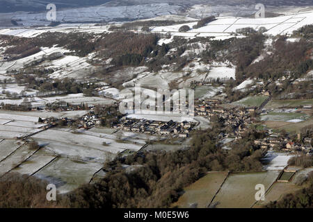 Vista aerea del Derbyshire villaggio di Eyam, REGNO UNITO Foto Stock