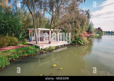 Appeltern, Paesi Bassi, 29 Settembre 2017: splendido gazebo lungo il canale Foto Stock