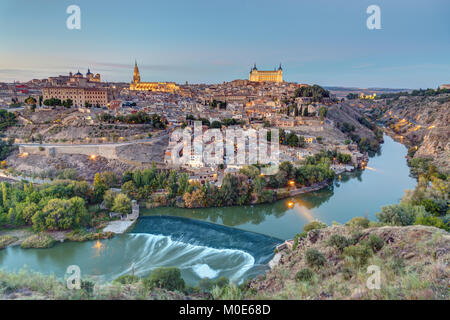 La vecchia città di Toledo in Spagna al crepuscolo Foto Stock