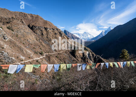 Trekking verso Tengboche sul Campo Base Everest e tre passaggi trek, Nepal Foto Stock