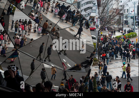 31.12.2017, Tokyo, Giappone, Asia - I pedoni sono riflesse nel mirroring di ingresso della Tokyu Plaza Omotesando shopping mall in Tokyo's Harajuku di Foto Stock