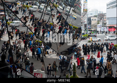 31.12.2017, Tokyo, Giappone, Asia - I pedoni sono riflesse nel mirroring di ingresso della Tokyu Plaza Omotesando shopping mall in Tokyo's Harajuku di Foto Stock