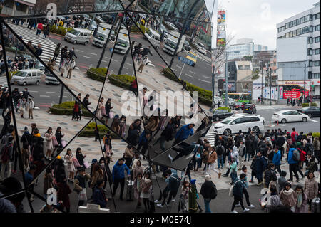 31.12.2017, Tokyo, Giappone, Asia - I pedoni sono riflesse nel mirroring di ingresso della Tokyu Plaza Omotesando shopping mall in Tokyo's Harajuku di Foto Stock