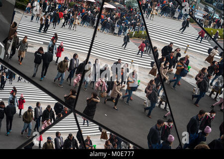 31.12.2017, Tokyo, Giappone, Asia - I pedoni sono riflesse nel mirroring di ingresso della Tokyu Plaza Omotesando shopping mall in Tokyo's Harajuku di Foto Stock