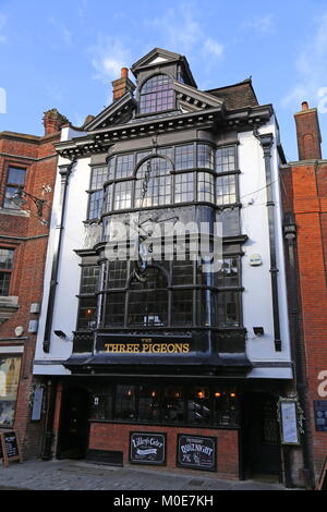 Tre piccioni pub, High Street, Guildford, Surrey, Inghilterra, Gran Bretagna, Regno Unito, Gran Bretagna, Europa Foto Stock