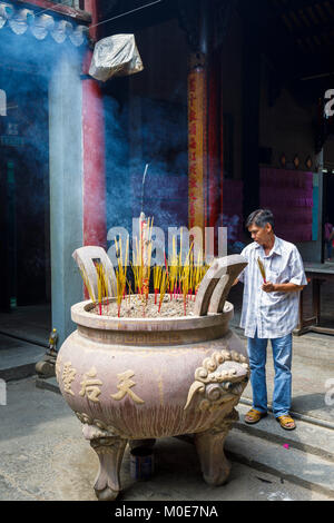 Bastoncini di incenso bruciare nel Tempio Thien Hau, un tempio cinese di mare dea Mazu, nel centro di Saigon (Ho Chi Minh City), Vietnam del sud, sud-est asiatico Foto Stock