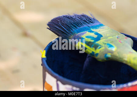 Pennello blu in una possibile con vernice blu Foto Stock