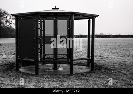 Rifugio da diporto su un campo di gioco Foto Stock