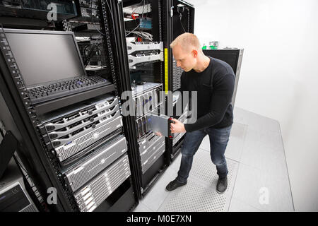 Tecnico IT Installazione di server blade in chassis a datacenter Foto Stock