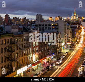 NEW YORK CITY - circa 2017: vista aerea acquisisce un segnale di occupato la notte in scena con le luci colorate lungo il Bowery a Manhattan con il Midtown skyline Foto Stock