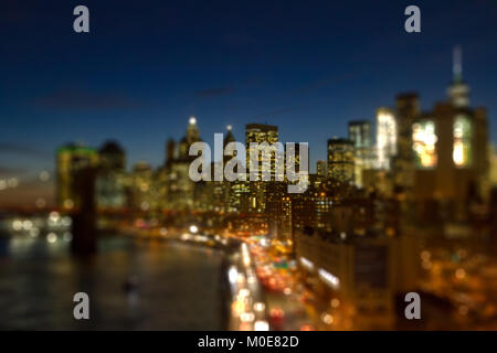 New York skyline della città si illumina di notte con le luci colorate del centro cittadino di grattacieli con sfondo sfocato effetto bokeh di fondo Foto Stock