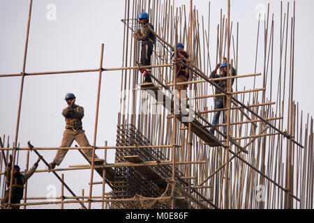 Lavoratori edili di fissaggio in acciaio alto edificio progetto in Kathmandu, Nepal Foto Stock