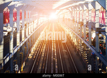 La luce alla fine del tunnel - Luminosa brilla di luce alla fine dei binari del treno in un lungo tunnel su un ponte nella città di New York Foto Stock