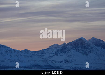 Primo assaggio di sole nelle montagne circostanti Tromsø dopo la Polarnight Foto Stock