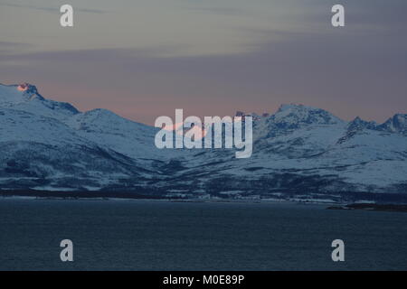 Primo assaggio di sole nelle montagne circostanti Tromsø dopo la Polarnight Foto Stock