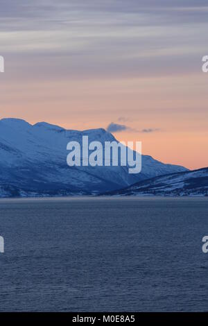 Primo assaggio di sole nelle montagne circostanti Tromsø dopo la Polarnight Foto Stock