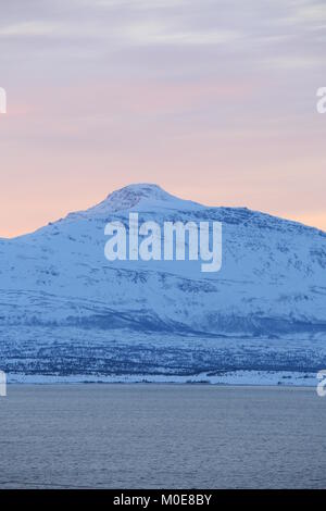 Primo assaggio di sole nelle montagne circostanti Tromsø dopo la Polarnight Foto Stock