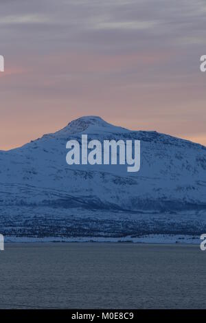 Primo assaggio di sole nelle montagne circostanti Tromsø dopo la Polarnight Foto Stock