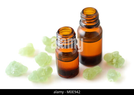 Verde incenso olio essenziale isolati su sfondo bianco Foto Stock