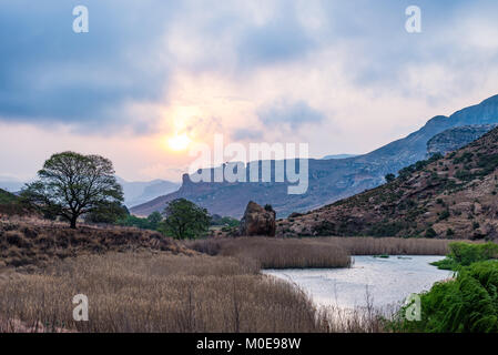 Golden Gate Highlands National Park, cielo drammatico, nubi e raggi di sole incandescente su valli, canyon e tabella montagne, meta di viaggio in Foto Stock