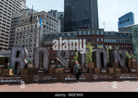 Boston MA USA 04.09.2017 - Boston city nome sign con lo sfondo dello Skyline di Foto Stock