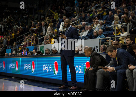 Hass Pavilion Berkeley CALIFORNIA, STATI UNITI D'AMERICA. Xx gen, 2018. CA U.S.A. California head coach Wyking Jones durante il NCAA di pallacanestro degli uomini di gioco tra Arizona State Sun Devils e la California Golden Bears 73-81 perso a Hass Pavilion Berkeley in California Thurman James/CSM/Alamy Live News Foto Stock