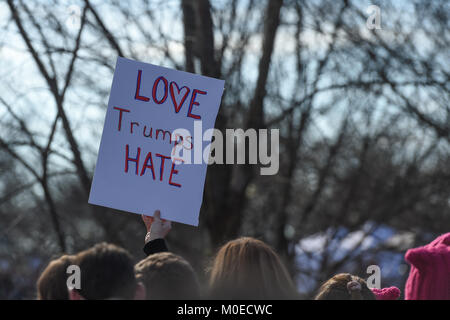 Gen. xx gen, 2018. Un marcher detiene un amore trionfi odio segno durante la donna marzo intorno al Lincoln Memorial a Washington DC, il 20 gennaio 2018 a Washington Credito: csm/Alamy Live News Foto Stock