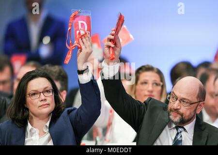 Bonn, Germania. Xxi gen, 2018. SPD presidente Martin Schulz (R) e la testa del DOCUP il Bundestag (Dieta Federale) frazione, Andrea Nahles, votazione durante il DOCUP della straordinaria parte convenzione di Bonn, Germania, 21 gennaio 2018. SPD (partito socialdemocratico tedesco) delegati hanno votato durante la convenzione se il DOCUP dovrà impegnarsi con l'Unione alleanza nelle trattative di coalizione. Credito: Federico Gambarini/dpa/Alamy Live News Foto Stock