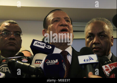 Il Cairo, Egitto. 13 Mar, 2014. (File) Questo file foto scattata il 13 marzo 2014 mostra l'ex capo del personale di egiziani di forze armate, Gen. Sami Anan parla durante una conferenza stampa al Cairo . Sami Anan, ex capo di stato maggiore dell esercito sotto l ex presidente Hosni Mubarak, rilasciato un video presto su gennaio 19, 2018 annunciando che intende eseguire nel marzo 26-28 elezione presidenziale, appena poche ore dopo Sisi pubblicamente confermato che egli dovrebbe cercare un secondo termine nella terza votazione poiché il 2011 rovesciare di longtime uomo forte Hosni Mubarak. Dell'egitto ex capo dell'esercito, Sisi è stato eletto in Foto Stock