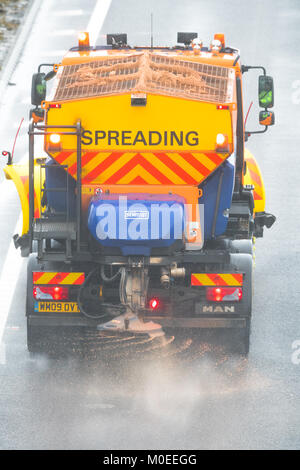 U.K. Meteo. L'autostrada M1, Chesterfield, Inghilterra. Il 21 gennaio 2018. Neve, Pioggia e spruzzare sulla autostrada M1 conduce a pericolose condizioni di guida. Gritter sale in un duro lavoro gritting l'autostrada per interrompere la strada dalla formazione di ghiaccio Chesterfield, Regno Unito.Alan Beastall/Alamy Live News. Foto Stock