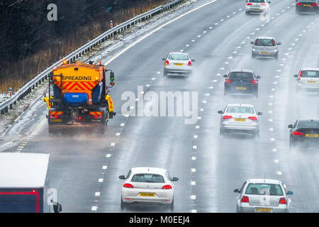 U.K. Meteo. L'autostrada M1, Chesterfield, Inghilterra. Il 21 gennaio 2018. Neve, Pioggia e spruzzare sulla autostrada M1 conduce a pericolose condizioni di guida. Gritter sale in un duro lavoro gritting l'autostrada per interrompere la strada dalla formazione di ghiaccio. Chesterfield, Regno Unito.Alan Beastall/Alamy Live News. Foto Stock