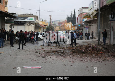 Hatay, Turchia. Xxi gen, 2018. 21 gennaio 2018 - Il prevalentemente milizia curda del popolo Unità di Protezione (YPG) ha effettuato un bombardamento di artiglieria del distretto Rihania in lo stato turco di Hatay. L attacco ha provocato la morte di una persona e il ferimento di alcuni altri, oltre a danneggiare gli edifici residenziali. Ha anche causato il panico nel quartiere e i negozi erano chiusi. L'attacco si ritiene abbia avuto luogo in risposta alla corrente turco operazione militare in Afrin, Siria Credito: Basem Ayoubi/ImagesLive/ZUMA filo/Alamy Live News Credito: ZUMA Press, Inc./Alamy vivere N Foto Stock