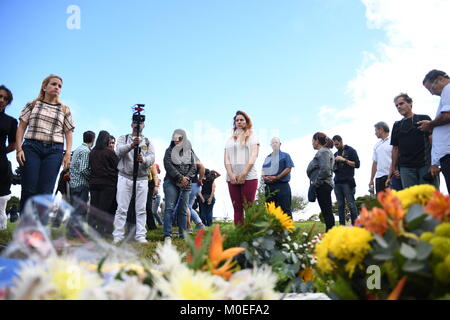 Caracas, Venezuela. Xxi gen, 2018. La società civile e i membri della famiglia si vede di fronte alla tomba di Oscar Perez durante il funerale.Il corpo di Oscar Perez, ispettore di polizia scientifica, fu sepolto nel cimitero di orientale. Il funerale era sorvegliato da agenti della Guardia Nazionale e solo la zia potrebbe vedere il corpo e la testimonianza del funerale. Il cimitero è stato chiuso fino a 8:00 am quando la guardia nazionale ha deciso di ritirarsi e consentire l'accesso al pubblico. La società civile e i membri della famiglia pagato rispetto alla tomba dell'ispettore. Credito: Roman Camacho/SOPA/ZUMA filo/Alamy Live News Foto Stock