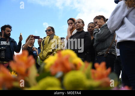 Caracas, Venezuela. Xxi gen, 2018. La società civile e i membri della famiglia si vede di fronte alla tomba di Oscar Perez durante il funerale.Il corpo di Oscar Perez, ispettore di polizia scientifica, fu sepolto nel cimitero di orientale. Il funerale era sorvegliato da agenti della Guardia Nazionale e solo la zia potrebbe vedere il corpo e la testimonianza del funerale. Il cimitero è stato chiuso fino a 8:00 am quando la guardia nazionale ha deciso di ritirarsi e consentire l'accesso al pubblico. La società civile e i membri della famiglia pagato rispetto alla tomba dell'ispettore. Credito: Roman Camacho/SOPA/ZUMA filo/Alamy Live News Foto Stock