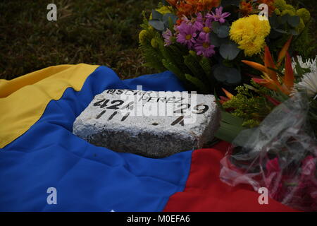 Caracas, Venezuela. Xxi gen, 2018. La tomba di pietra sul visto l'Oscar Perez grave durante il suo funerale.Il corpo di Oscar Perez, ispettore di polizia scientifica, fu sepolto nel cimitero di orientale. Il funerale era sorvegliato da agenti della Guardia Nazionale e solo la zia potrebbe vedere il corpo e la testimonianza del funerale. Il cimitero è stato chiuso fino a 8:00 am quando la guardia nazionale ha deciso di ritirarsi e consentire l'accesso al pubblico. La società civile e i membri della famiglia pagato rispetto alla tomba dell'ispettore. Credito: Roman Camacho/SOPA/ZUMA filo/Alamy Live News Foto Stock