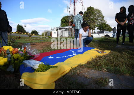 Caracas, Venezuela. Xxi gen, 2018. Un membro della famiglia visto ripartiti di fronte al grave durante il funerale.Il corpo di Oscar Perez, ispettore di polizia scientifica, fu sepolto nel cimitero di orientale. Il funerale era sorvegliato da agenti della Guardia Nazionale e solo la zia potrebbe vedere il corpo e la testimonianza del funerale. Il cimitero è stato chiuso fino a 8:00 am quando la guardia nazionale ha deciso di ritirarsi e consentire l'accesso al pubblico. La società civile e i membri della famiglia pagato rispetto alla tomba dell'ispettore. Credito: Roman Camacho/SOPA/ZUMA filo/Alamy Live News Foto Stock