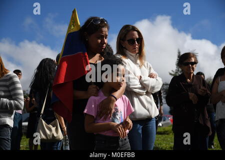 Caracas, Venezuela. Xxi gen, 2018. I membri della famiglia si vede ripartiti di fronte al grave durante il funerale.Il corpo di Oscar Perez, ispettore di polizia scientifica, fu sepolto nel cimitero di orientale. Il funerale era sorvegliato da agenti della Guardia Nazionale e solo la zia potrebbe vedere il corpo e la testimonianza del funerale. Il cimitero è stato chiuso fino a 8:00 am quando la guardia nazionale ha deciso di ritirarsi e consentire l'accesso al pubblico. La società civile e i membri della famiglia pagato rispetto alla tomba dell'ispettore. Credito: Roman Camacho/SOPA/ZUMA filo/Alamy Live News Foto Stock