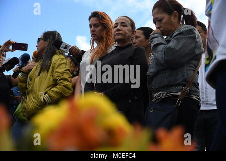 Caracas, Venezuela. Xxi gen, 2018. La società civile e i membri della famiglia si vede di fronte alla tomba di Oscar Perez durante il funerale.Il corpo di Oscar Perez, ispettore di polizia scientifica, fu sepolto nel cimitero di orientale. Il funerale era sorvegliato da agenti della Guardia Nazionale e solo la zia potrebbe vedere il corpo e la testimonianza del funerale. Il cimitero è stato chiuso fino a 8:00 am quando la guardia nazionale ha deciso di ritirarsi e consentire l'accesso al pubblico. La società civile e i membri della famiglia pagato rispetto alla tomba dell'ispettore. Credito: Roman Camacho/SOPA/ZUMA filo/Alamy Live News Foto Stock