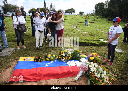 Caracas, Venezuela. Xxi gen, 2018. La società civile e i membri della famiglia si vede di fronte alla tomba di Oscar Perez durante il funerale.Il corpo di Oscar Perez, ispettore di polizia scientifica, fu sepolto nel cimitero di orientale. Il funerale era sorvegliato da agenti della Guardia Nazionale e solo la zia potrebbe vedere il corpo e la testimonianza del funerale. Il cimitero è stato chiuso fino a 8:00 am quando la guardia nazionale ha deciso di ritirarsi e consentire l'accesso al pubblico. La società civile e i membri della famiglia pagato rispetto alla tomba dell'ispettore. Credito: Roman Camacho/SOPA/ZUMA filo/Alamy Live News Foto Stock