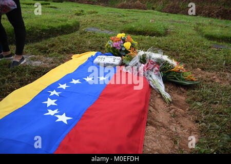 Caracas, Venezuela. Xxi gen, 2018. La tomba di Oscar Perez visto durante il suo funerale.Il corpo di Oscar Perez, ispettore di polizia scientifica, fu sepolto nel cimitero di orientale. Il funerale era sorvegliato da agenti della Guardia Nazionale e solo la zia potrebbe vedere il corpo e la testimonianza del funerale. Il cimitero è stato chiuso fino a 8:00 am quando la guardia nazionale ha deciso di ritirarsi e consentire l'accesso al pubblico. La società civile e i membri della famiglia pagato rispetto alla tomba dell'ispettore. Credito: Roman Camacho/SOPA/ZUMA filo/Alamy Live News Foto Stock